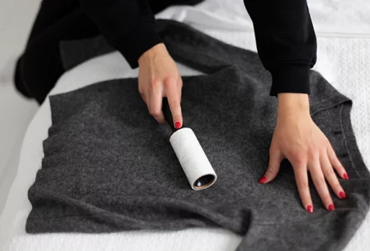 enlever-mouchoir-papier-sur-linge-astuce