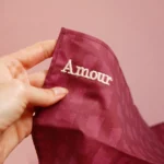 Mouchoir en tissu brodé - Suzy "Amour"