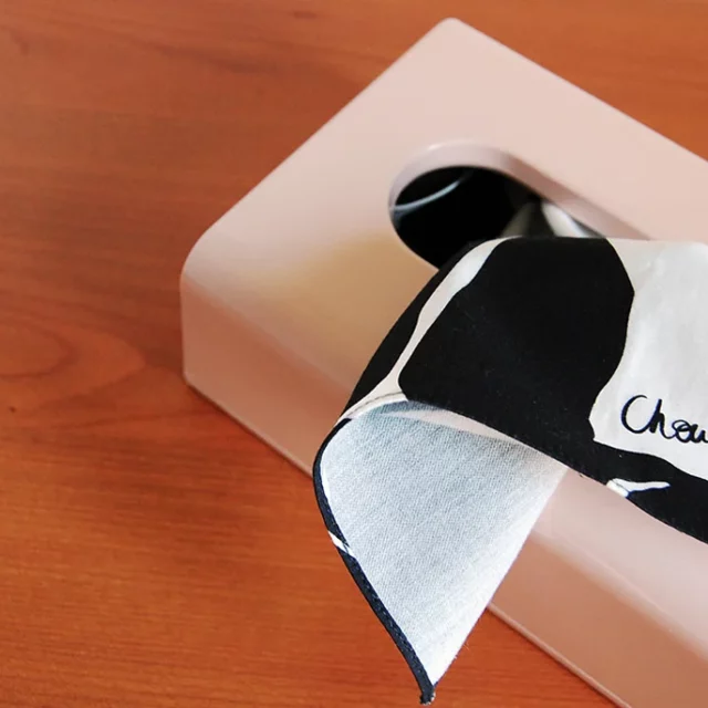 Plier mouchoirs en tissu dans une boite plier-mouchoirs-tissu-boite